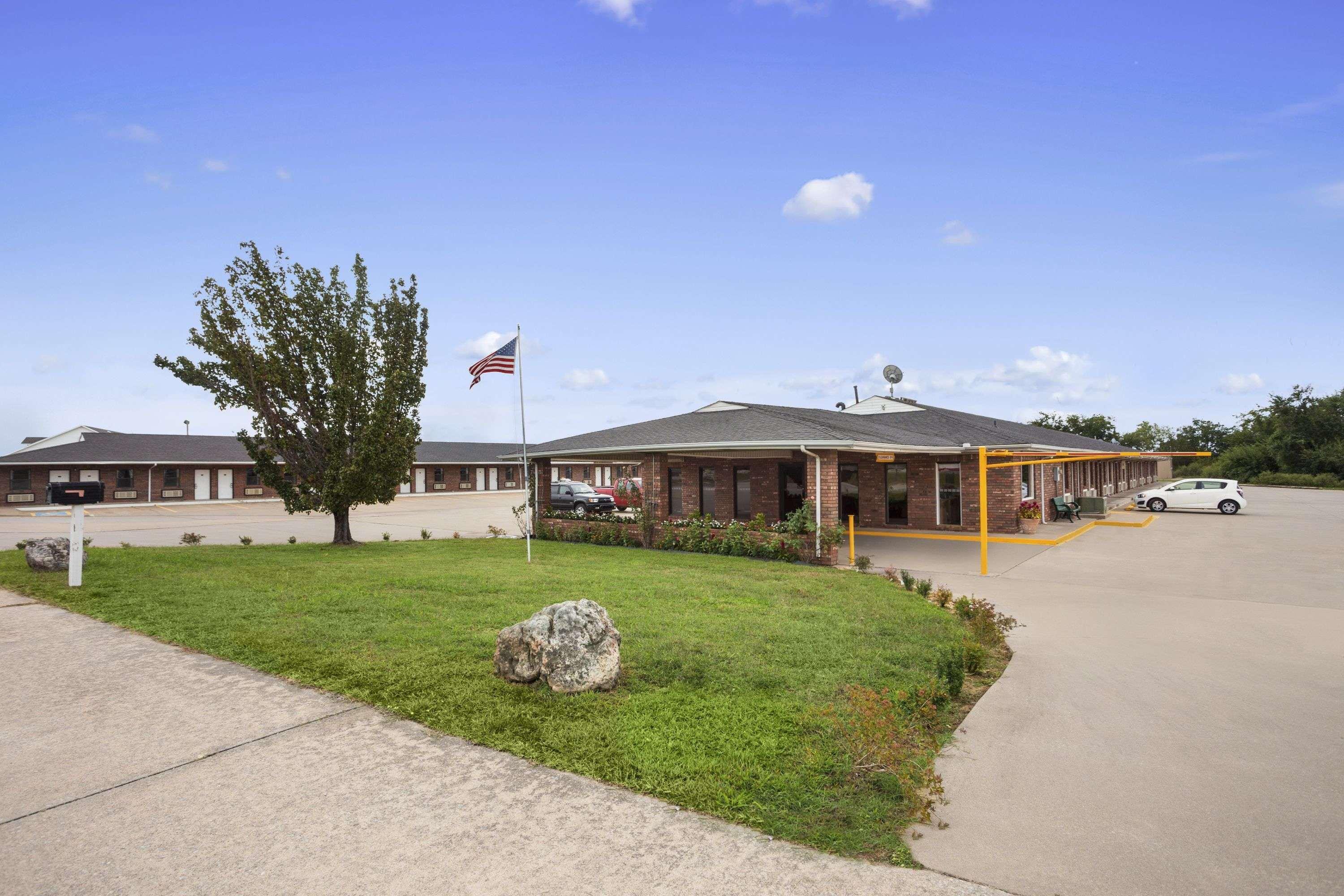 Super 8 By Wyndham Henryetta Motel Exterior foto