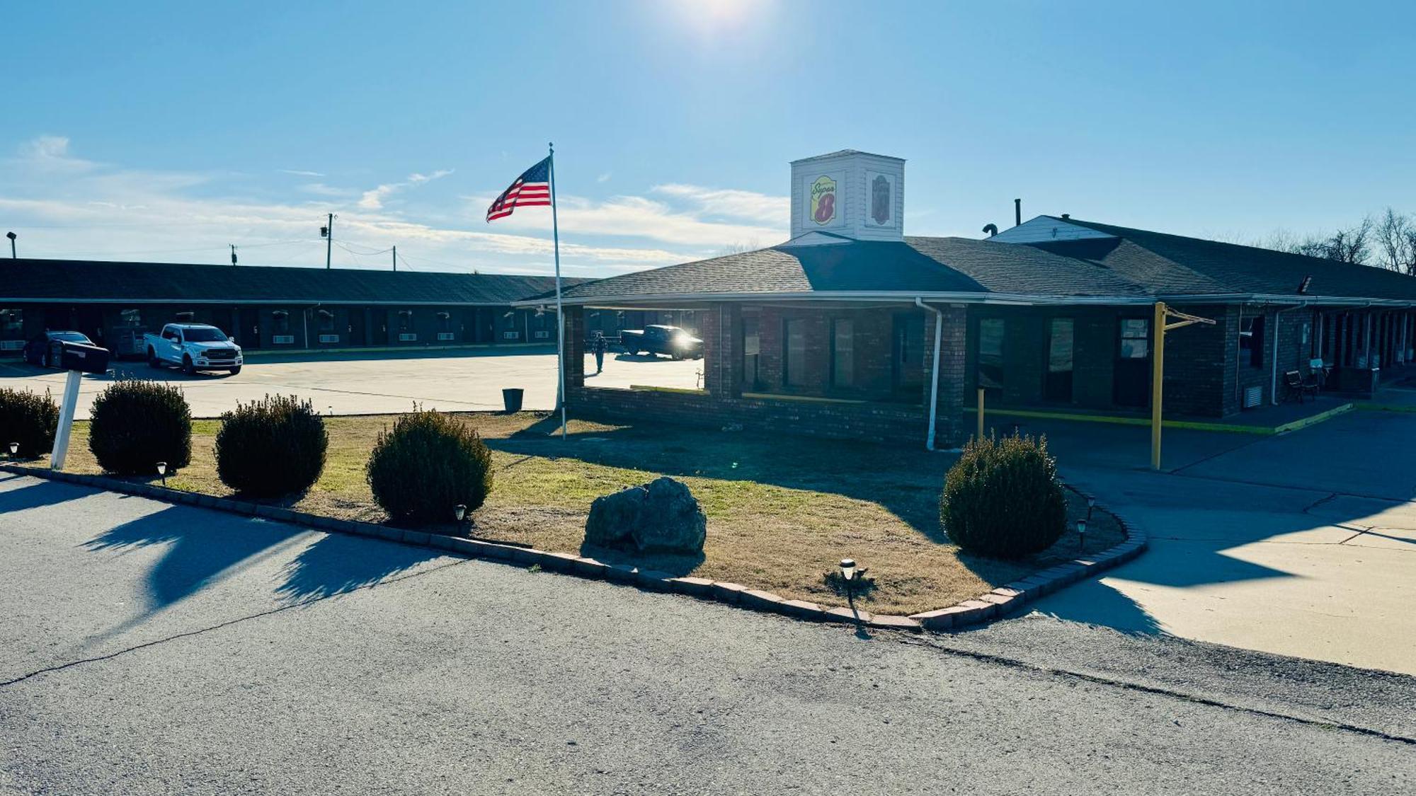 Super 8 By Wyndham Henryetta Motel Exterior foto
